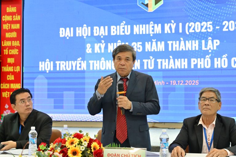 Đoàn Chủ tịch điều hành Đại hội. Th.S Nguyễn Quý Hòa (đứng) tái đắc cử Chủ tịch Hội truyền thông – điện tử TP. Hồ Chí Minh nhiệm kỳ I (2025-2030).