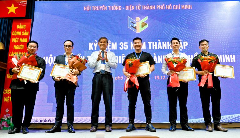 Ông Lai Xuân Thành (người thứ ba từ trái sang), Phó Chủ tịch Liên hiệp các Hội Khoa học và Kỹ thuật TP. Hồ Chí Minh chúc mừng các các nhân, tập thể Hội có nhiều thành tích đóng góp cho hoạt động Hội.