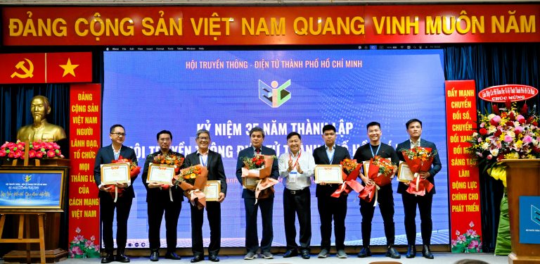 GS.TS Nguyễn Văn Phước, Chủ tịch Liên hiệp các Hội Khoa học và Kỹ thuật TP.HCM trao tặng giấy khen và chúc mừng các cá nhân, tập thể Hội nhân dịp kỷ niệm 35 năm thành lập