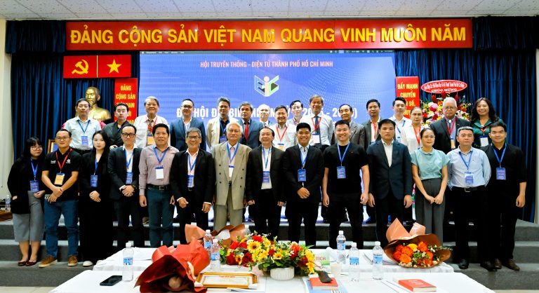 Đại biểu, khách mời chụp hình lưu niệm tại Đại hội và Lễ kỷ niệm 35 năm hành lập