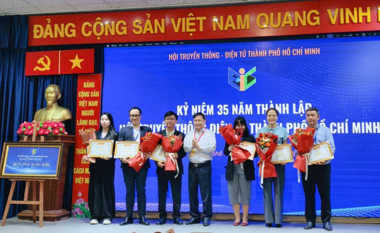 GS.TS Nguyễn Văn Phước, Chủ tịch Liên hiệp các Hội Khoa học và Kỹ thuật TP.HCM trao tặng giấy khen và chúc mừng các cá nhân, tập thể Hội nhân dịp kỷ niệm 35 năm thành lập